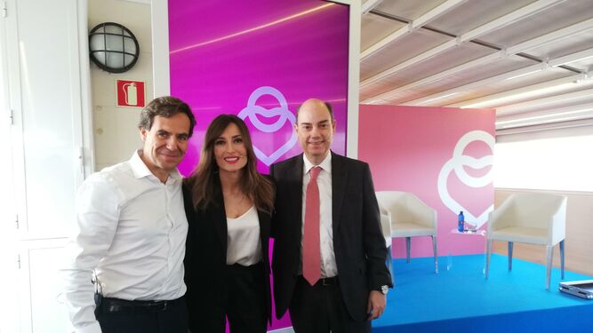 Pedro Díaz Yuste, de Mapfre Salud Digital, la presentadora de informativos Leticia Iglesias y José Manuel Inchausti, del área regional Iberia de la compañía.