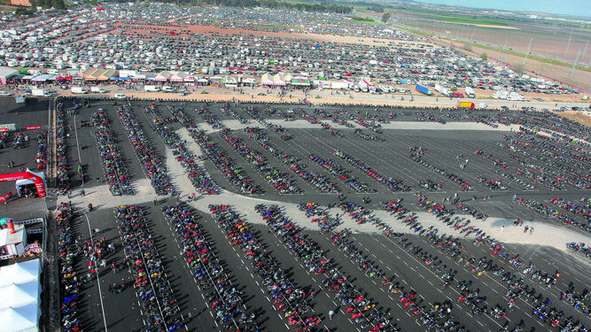 Imagen aérea de la zona de aparcamientos habilitados durante el Gran Premio.