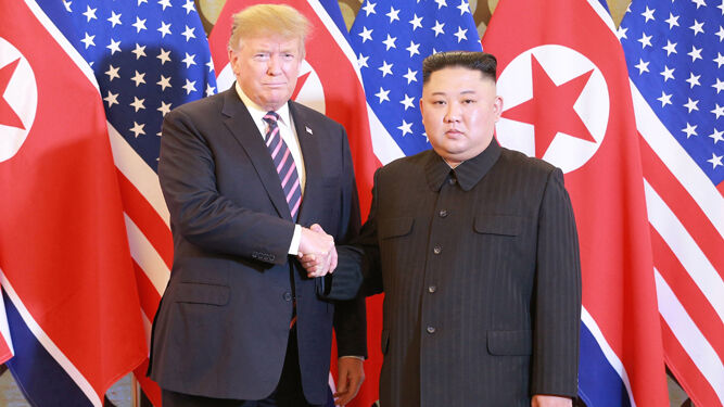 Donald Trump y Kim Jong-un, al comienzo de la cumbre.