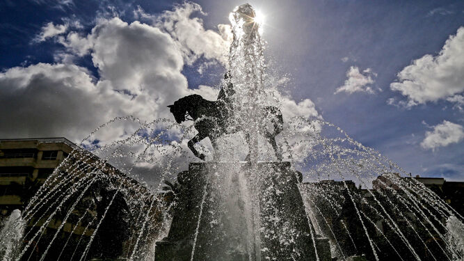 El agua brotó ayer de nuevo, tras casi seis años de ausencia, de la fuente  de la plaza del  Arenal.