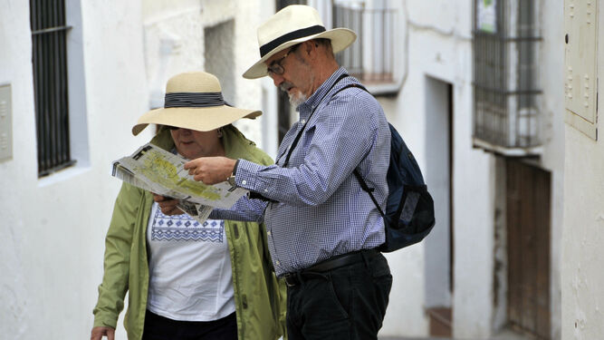 Dos visitantes consultando un mapa, en Arcos