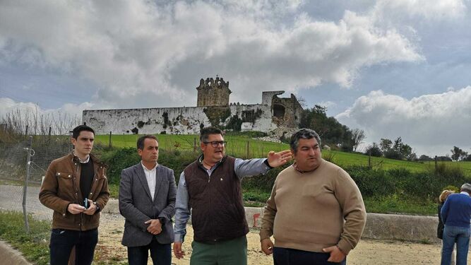 Concejales del PP durante su visita a Torremelgarejo.