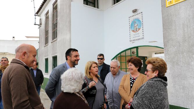 La alcaldesa Mamen Sánchez y el concejal José Antonio Díaz, durante el encuentro con los representantes vecinales.