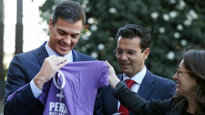 Pedro Sánchez, este lunes en Granada, junto a su alcalde.