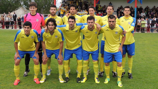 Juan Gómez, en el centro en la segunda fila, en el partido que el Coria jugó en Calahorra de la fase de ascenso a Segunda B.