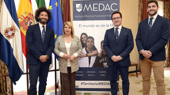La alcaldesa, Mamen Sánchez, con los responsables de MEDAC, en el Ayuntamiento.