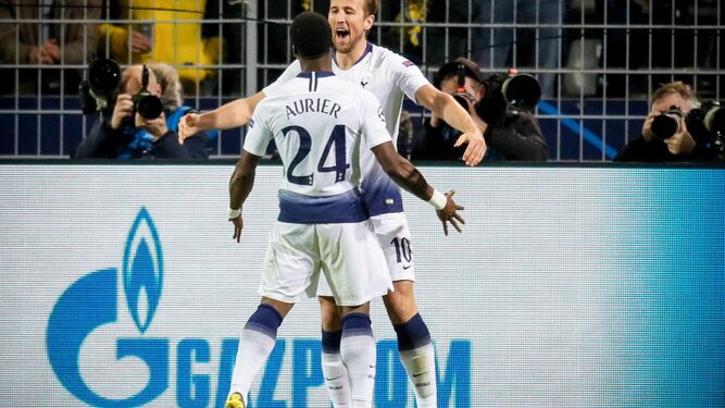 Kane celebra con Aurier el único gol del partido