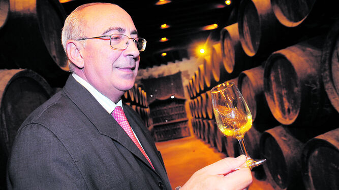 El enólogo de González Byass, Antonio Flores, con una copa de vino en la bodega.