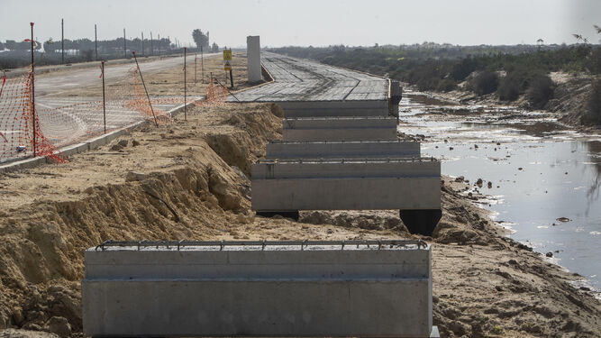 Aspecto de la plataforma que se construye sobre el caño en la playa de Camposoto, a principios de febrero.