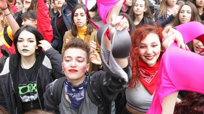 Estudiantes protestan en Milán con los sujetadores al vuelo.