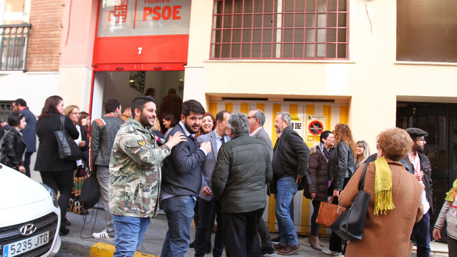 Militantes y afiliados a las puertas de la sede socialista, el pasado 21 de febrero.