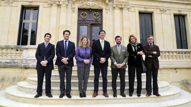 Juan Marín y Ana Mestre, en la Real Escuela junto al director de la institución y otros responsables de la Junta y de Cs Jerez.