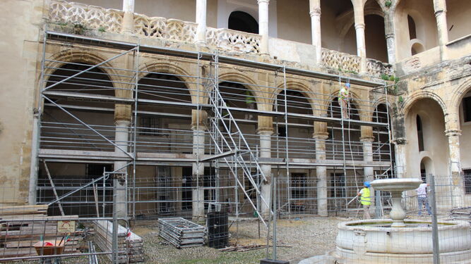 Los andamios cubren ya parte de las galerías del palacio de los Ribera.