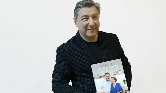 El chef Joan Roca, con su nuevo libro de recetas, 'Cocina madre'.