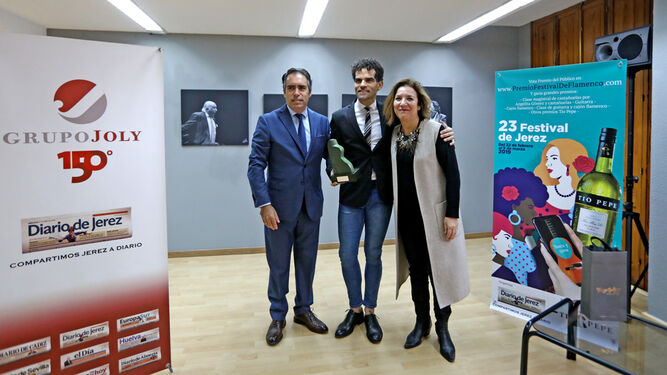 Antonio Najarro posa junto al Rafael Navas e Isamay Benavente tras la entrega del premio ayer en 'ArteaDiario'.