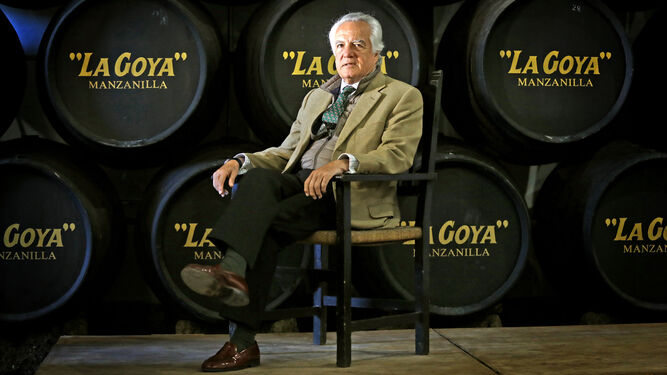 El presidente del consejo de administración de Delgado Zuleta posa para la entrevista junto a las botas en las que se cría la manzanilla 'La Goya'.