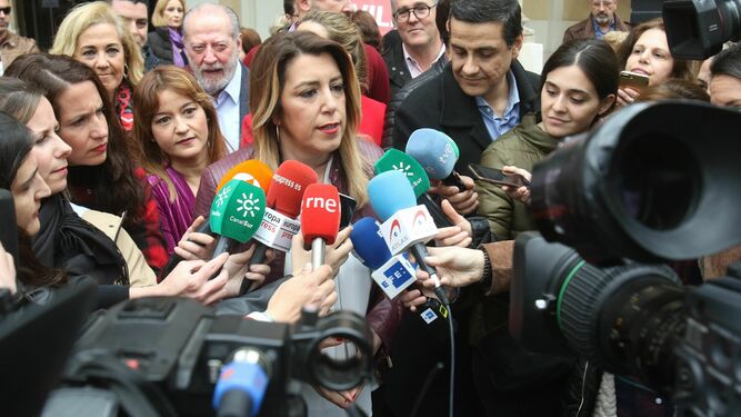Susana Díaz atendiendo a la prensa