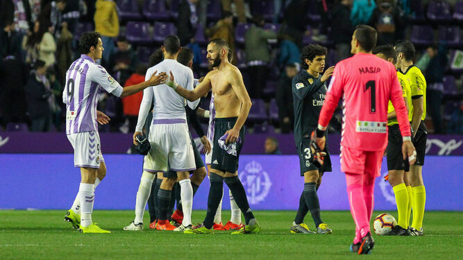 Benzema saluda a un rival al término del partido.