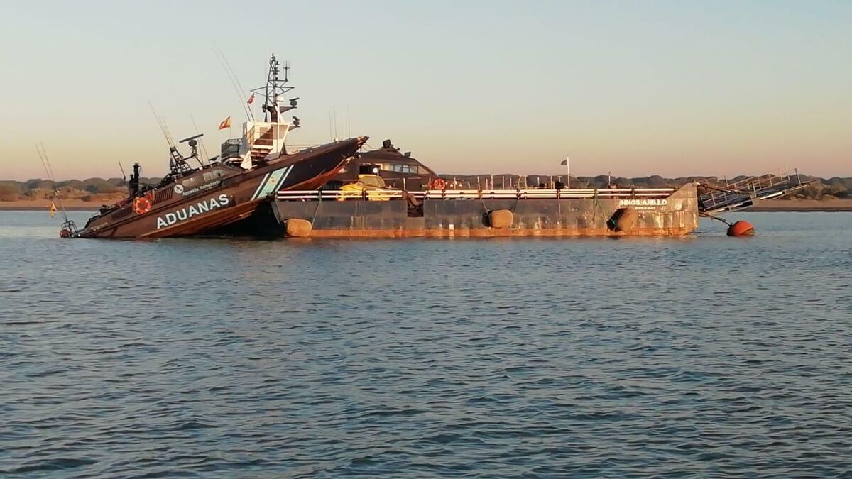 La barcaza de Vigilancia Aduanera, tras chocar contra la barcaza de los hermanos Anillo