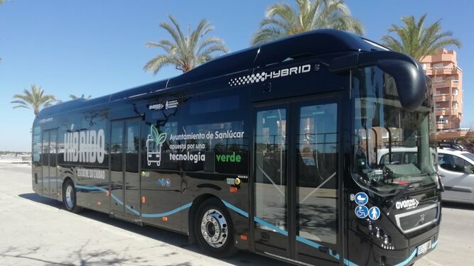 El alcalde ha presentado hoy el autobús urbano híbrido que utilizará la empresa Avanza en la ciudad.