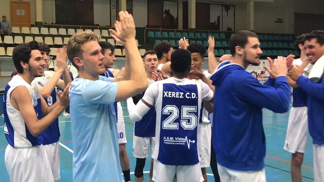 Los jugadores del Baloncesto Xerez CD aplauden al público tras la victoria ante el CB Coria.