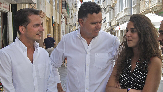 De izquierda a derecha, Santiago Gutiérrez, Juan Antonio Delgado y Noelia Vera, en la campaña de las elecciones generales de 2016.