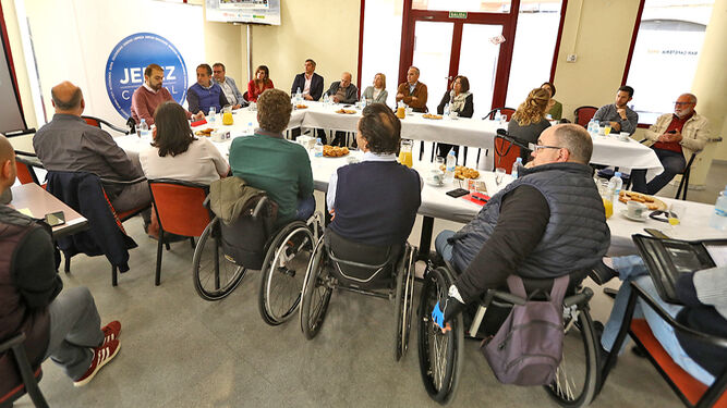 Un momento de la reunión celebrada ayer por el Partido Popular con asociaciones relacionadas con la discapacidad.