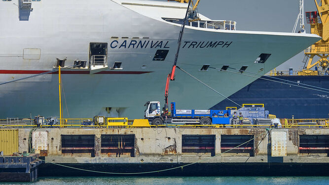 Primeros trabajos de reforma en el crucero de Carnival tras su llegada a Navantia C&aacute;diz este martes.