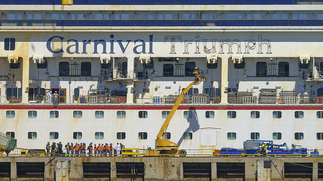 Primeros trabajos de reforma en el crucero de Carnival tras su llegada a Navantia C&aacute;diz este martes.