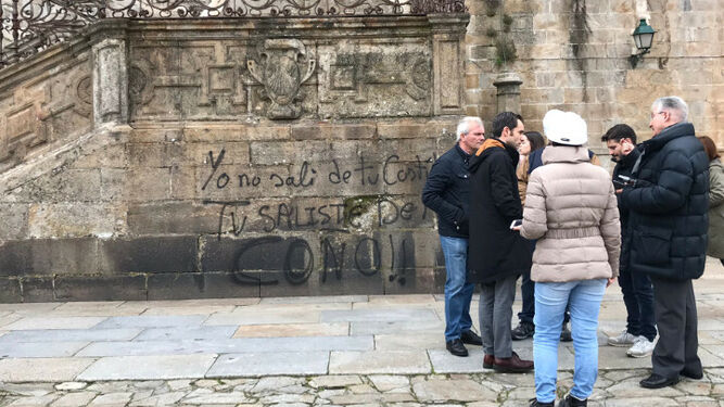 Una consigna feminista pintada en la fachada de la Catedral de Santiago de Compostela.