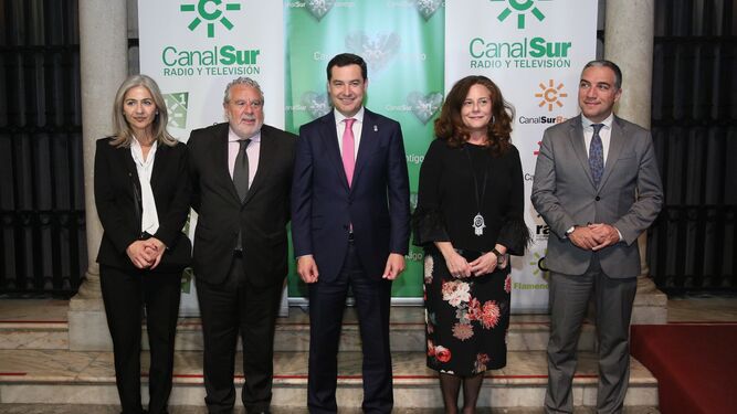 Joaquín Durán junto al presidente de la Junta, Moreno Bonilla, en los premios El Público