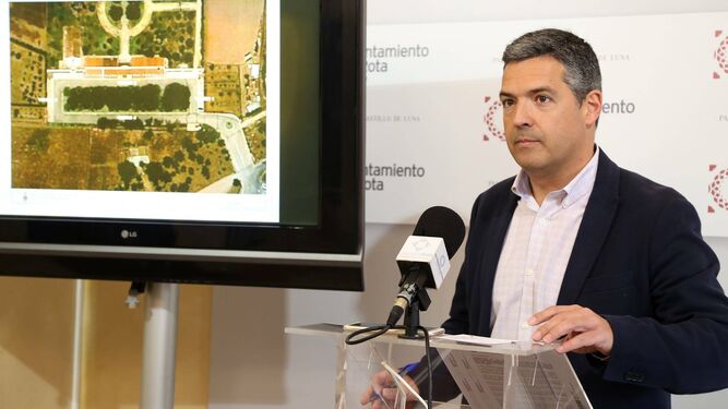 El alcalde, Javier Ruiz, explicando hoy las obras proyectadas en la zona exterior del cementerio municipal.