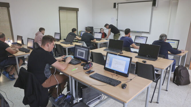 Desempleados hacen un curso de formación de empleo en un centro de Málaga.