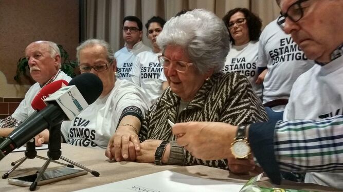 La madre de Eva Corrales, en un momento de su intervención junto a otros familiares de la ex alcaldesa de Rota.