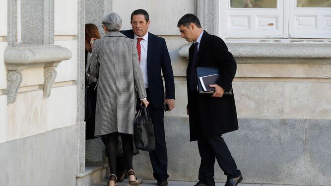 El jefe de los Mossos d'Esquadra durante el 1-O, el mayor Josep Lluís Trapero (d), a su llegada este jueves al Tribunal Supremo este jueves.