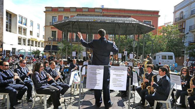 La banda municipal en uno de sus conciertos en la plaza del Banco.