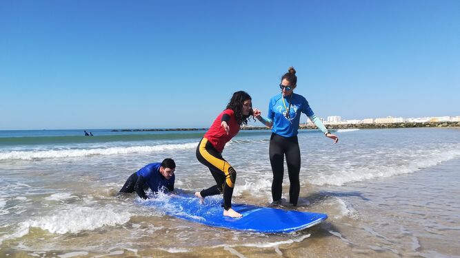 Una alumna recibe su primera clase de surf en la Playa Santa María del Mar