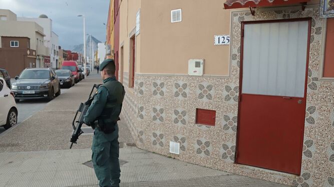 Un guardia civil, en una redada en La Línea.