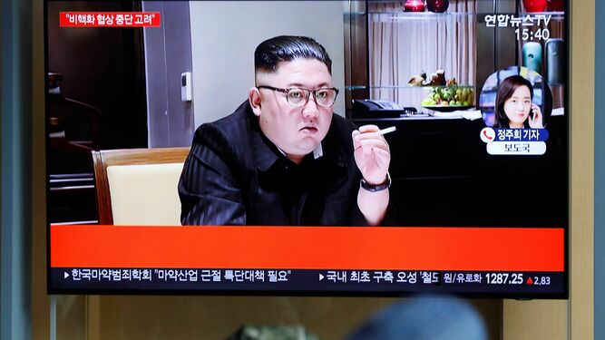 Una televisión muestra al líder norcoreano, Kim Jong-un.