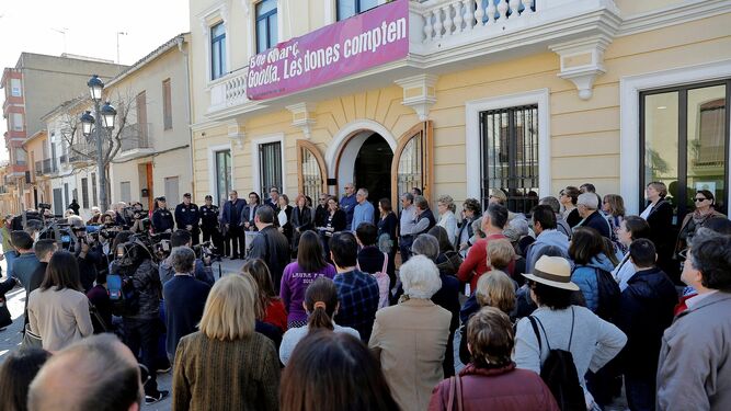 Concentración ante el Ayuntamiento de la localidad valenciana de Godella el pasado viernes para guardar dos minutos de silencio por dos hermanos asesinados.