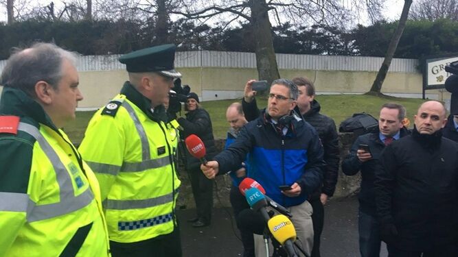 El asistente del comisario de la Policía de Irlanda del Norte, Mark Hamilton, informa a la prensa este lunes sobre la muerte de tres adolescentes.