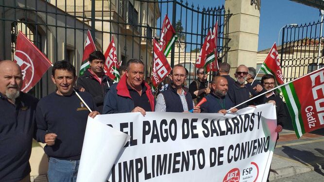 Trabajadores de la Real Escuela concentrados este martes ante la sede de la institución ecuestre en Jerez.