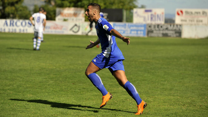 Ezequiel celebra su gol al Arcos en la primera vuelta.
