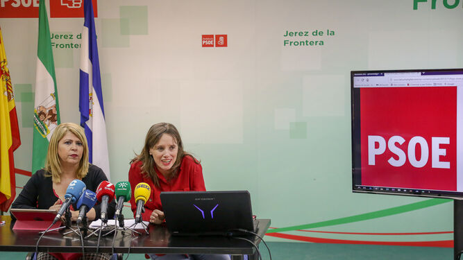 Mamen Sánchez y Laura Álvarez, en la sede del PSOE.