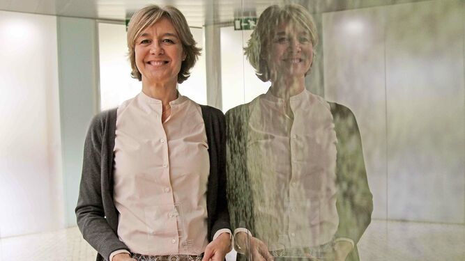 La ex ministra de Agricultura, ayer en la sede de Asaja-Cádiz en Jerez con el premio Cristóbal Cantos.