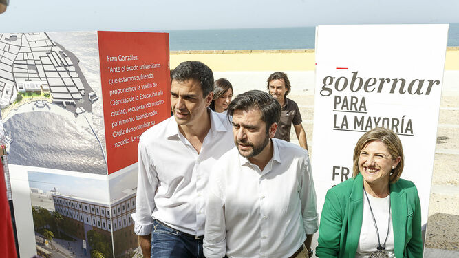 Pedro Sánchez, Fran González e Irene García en una visita a Cádiz en 2015.