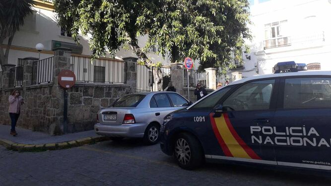 Un patrulla de la Policía, a las puertas del centro de salud Rodríguez Arias.