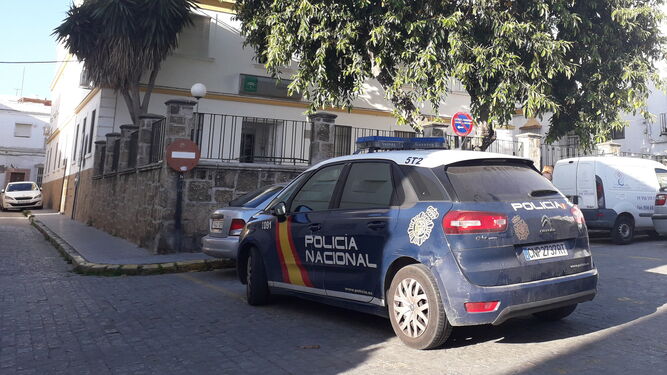 Un vehículo policial, a las puertas del centro de salud Rodríguez Arias.