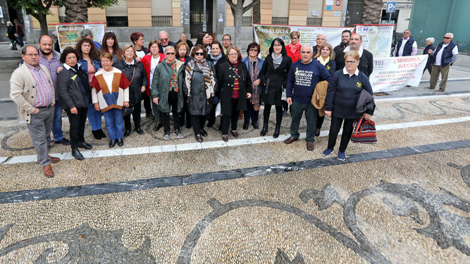 Miembros de ‘SOS Bebés Robados’ de Jerez y Sevilla, concentrados en la plaza del Arenal.