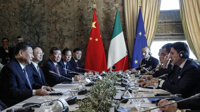 Las delegaciones china e italiana, lideradas por Xi (izquierda) y Conte (derecha), reunidas en Roma.